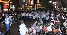 二百位法轮功学员组成的天国乐团,神采奕奕,阵容浩大,许多民众冲出封锁线上前拍照。
