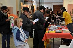 '宾大博物馆中国新年庆祝活动上,法轮功学员的展位吸引了许多民众前来了解法轮功。'