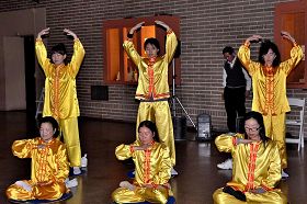 '宾大博物馆中国新年庆祝活动上,法轮功学员在做功法演示。'