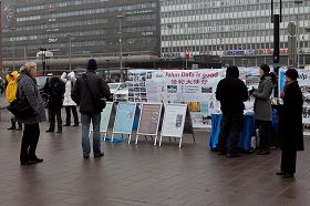 民众驻足,了解法轮功真相