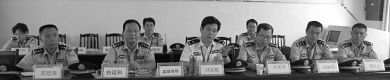 德阳监狱恶警照片:左一狱政科长吴廷海(此人从2000-2006年之间担任五监区教官期间疯狂迫害法轮功学员,之后由刘远航提升为狱政科长,一直把迫害法轮功学员作为狱政管理的重点),左二副监狱长白廷利(主管迫害法轮功学员),左三监狱长刘远航,左四副监狱长石军华(2000-2006年主管迫害法轮功学员),右一教育科长,610主任吴跃山(从2000年到2012年之间一直在卖力迫害法轮功学员)