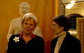 法国国会议员尚塔尔•布哈熱(图左)为美展揭幕