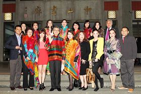 印尼知名设计师哈利·达索诺博士(前左四)专程组团来台观看神韵演出