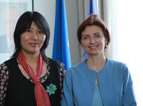 '捷克政府人权专员莫妮卡·西蒙科娃 (右)接见法轮功学员吕适平女士'