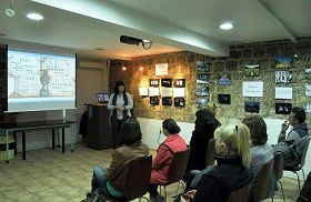 '在“法轮功反迫害”图片展上介绍法轮功带给人身心升华,广赢赞誉和褒奖'