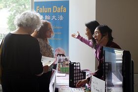 '全球健康及人道主义峰会上,关于法轮功的真相震撼着人们的心灵'