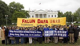 美国首都华盛顿的部份法轮功学员于二零一二年四月二十三日中午,在白宫前的拉斐特广场集会,纪念四二五,吁制止迫害法轮功,法办元凶。