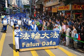 反迫害游行队伍在天国乐团领头下,在港岛区的闹市前进。