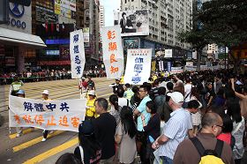 游行队伍经过港岛区最繁华的铜锣湾,吸引大批市民及中外游客观看。