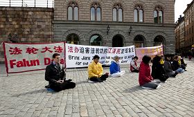 纪念“四•二五”,瑞典学员于瑞典皇宫和国会之间的钱币广场集体炼功,吁法办迫害元凶江氏流氓集团。