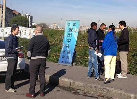 '中领馆前,意大利民众了解真相'