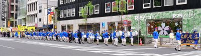 二零一二年四月二十二日,日本法轮功学员在东京举行游行,纪念“四•二五”