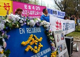 '纪念四·二五,西班牙法轮功学员中使馆前呼吁停止迫害'