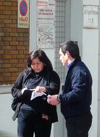 '在中使馆门口,一位女士签字声援法轮功反迫害'
