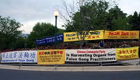 美国大华府地区部份法轮功学员在中共驻美国大使馆前吁制止迫害,唤中国同胞的正义良知。