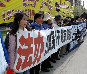 出国一年的秦女士(左一)曾在重庆女子劳教所被非法关押了一年