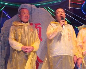 头份镇镇长徐定祯(右)致词时,特别“谢谢法轮大法的参与”。