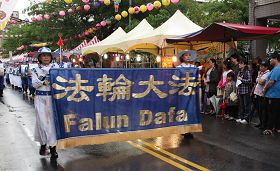 天国乐团前往集合地点时,一出现便成为游客关注的焦点