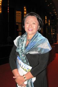 华裔珠宝商张淅萍第二次前来观赏神韵,她说:“神韵晚会唯美,震撼!”