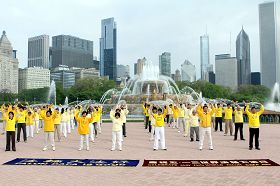 二零一二年五月六日,大芝加哥地区法轮功学员在芝加哥白金汉大喷泉集体炼功。