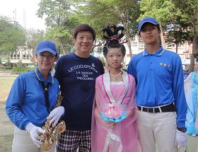 铭珠全家参加法轮大法弘法活动,铭珠的先生(左二)、女儿(中)、铭珠(左一)、儿子(右一)。