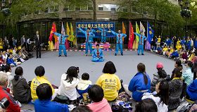 '法轮功学员以丰富的文艺表演庆祝大法洪传二十周年'