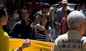 法轮功学员壮观的队伍吸引各族裔观众驻足观看,了解法轮大法。