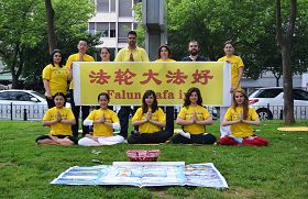 学员恭祝他们最敬爱的、慈悲伟大的师尊生日快乐!