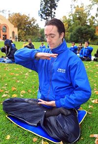 '五月十三日,墨尔本法轮功学员在著名的菲茨罗伊花园集体炼功。'