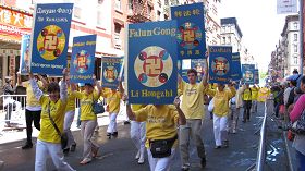 '《转法轮》被翻译成三十多种语言,在一百多个国家流传。'