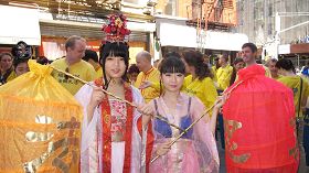 '梁胜(左)和室友关美轩'