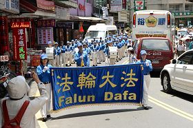 '天国乐团在水社踩街,为人们带来福音'