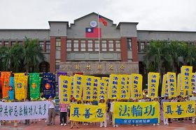 '游行队伍至新竹县议会前,除了天国乐团演奏之外,还有大合照。'