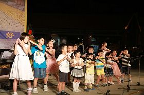 '大法小弟子合唱表演,天真可爱,将现场气氛带至最高潮。新竹科学园区蕙竹成长社社长郑湘蓁表示,炼法轮功的小朋友眼神很定,不会浮躁,让她好喜欢。'