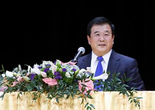 师尊亲临纽约法会,为七千大法弟子讲法。