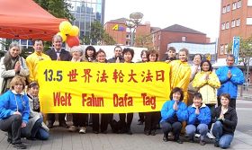 '德国北威州庆祝大法日,恭祝师尊生日快乐。'