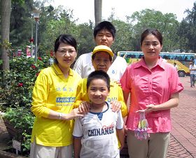 '玉凤(右)与儿子(中后)、玉珍(左)与儿子(中前)和母亲五人抱着感恩的心来庆祝法轮大法日'