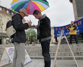 波兰市民现场签名,反对中共迫害法轮功