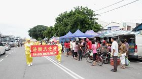 '法轮功队伍沿途吸引了许多民众的关注,大家纷纷跑出来观赏游行。'