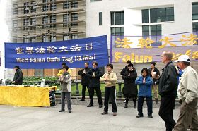 '学员们集体炼功场面祥和,吸引了路人的注意力。'