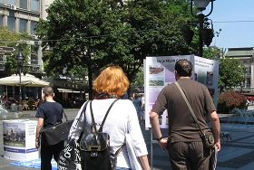 '塞尔维亚的大法弟子在首都贝尔格莱德市中心举办信息日,吸引过往民众驻足观看功法演示,了解真相。'