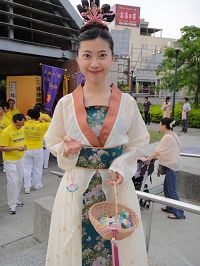 '雅励参加“五一三世界法轮大法日”庆祝活动,将“法轮大法好”的讯息分享给民众。'
