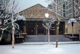 图二:二零一零年冬,中国船舶重工集团公司第七零一研究所礼堂(位于武昌紫阳路268号),礼堂周围和上空布满了光球,明亮闪耀,其中礼堂前树梢上的光球格外耀眼。