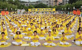 '素琴一家五口(前排右二为幼