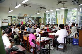 各小组在不同教室学法交流,比学比修