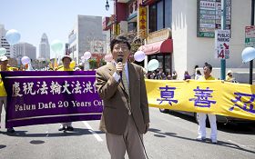 '法轮功学员代表,加州大学教授吴英年在集会上发言。'