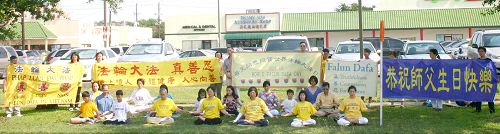 '休士顿学员庆祝世界法轮大法日,中国城成了亮丽的风景'