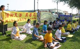 '休士顿学员庆祝世界法轮大法日,中国城成了亮丽的风景'
