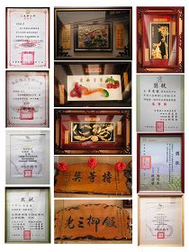 法轮功学员吴庆钟修炼后开启智慧,频频获奖,图为他获得的部份奖状及奖牌。