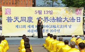 女高音歌唱家李智恩(音译)小姐歌唱了《法轮大法好》和《为你而来》二首歌曲。